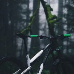 PNW Components Loam XL MTB Lock-On Handlebar Grips - Fruit Snacks 15 PNW Components Loam XL MTB Lock-On Handlebar Grips - Fruit Snacks -ROCKSHOX Sales pnw components loam handlebar grips moto green mounted 1236483