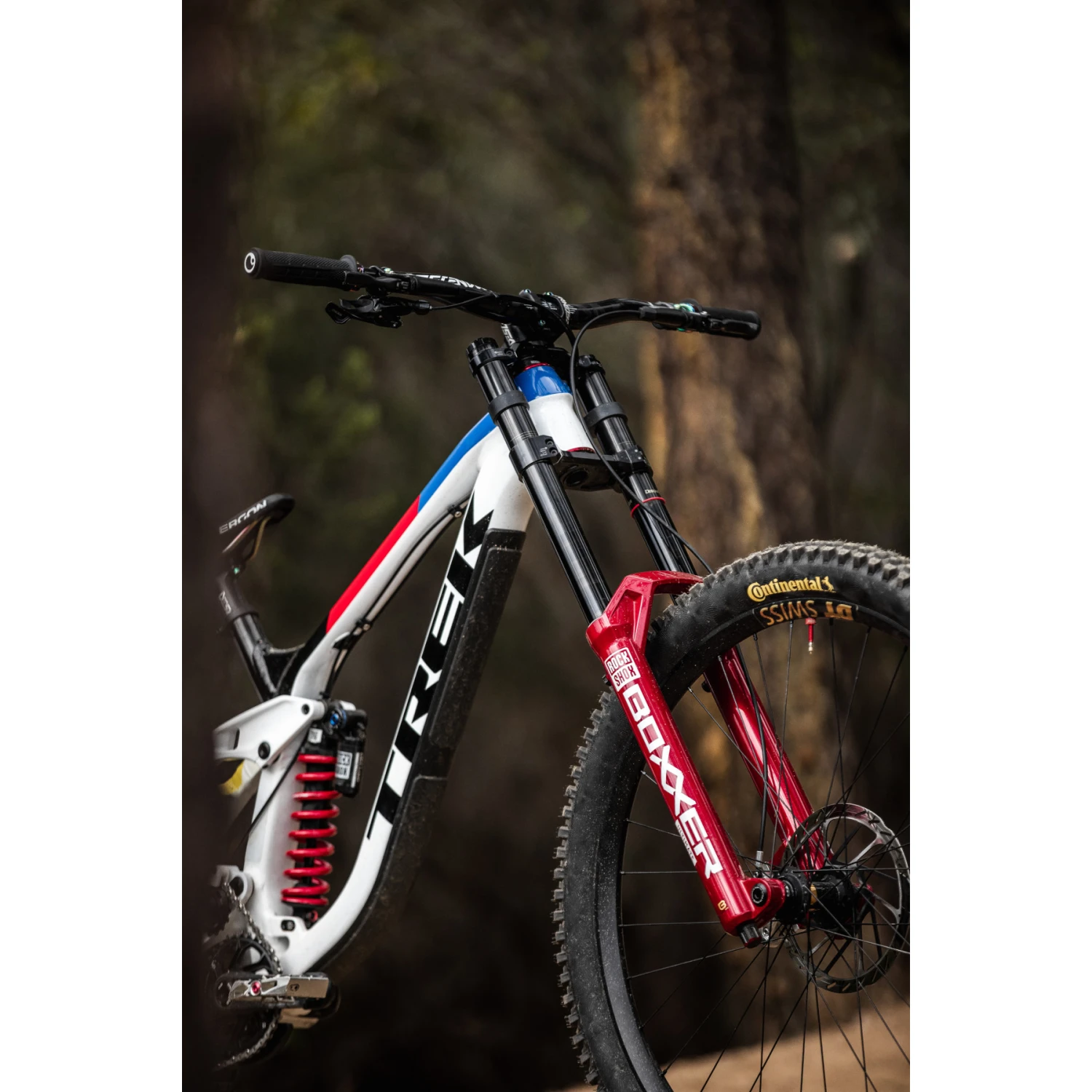 RockShox BoXXer Ultimate Suspension Fork - DebonAir+ | Charger 3 RC2 | D1 - 29" | 200mm | Offset 48mm | 20x110mm - Electric Red 11 RockShox BoXXer Ultimate Suspension Fork - DebonAir+ | Charger 3 RC2 | D1 - 29" | 200mm | Offset 48mm | 20x110mm - Electric Red - Image 9